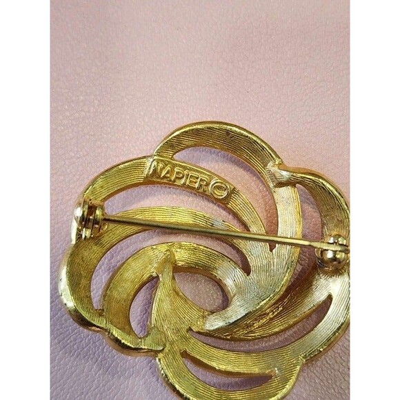 Unique Napier Vintage Gold Swirl Brooch Goldtone Pin Shiney Signed High Polish - Picture 3 of 3